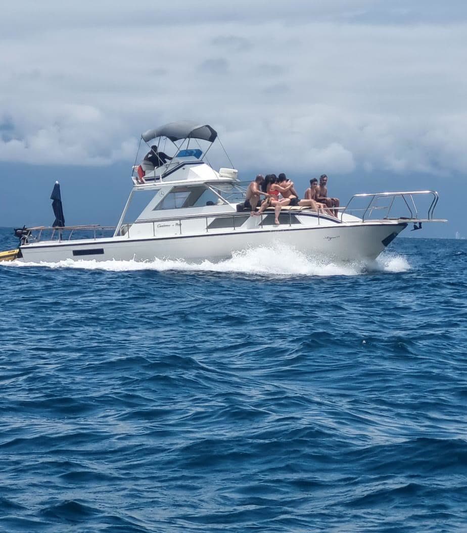 Grupo de amigos a bordo da Cabrasmar 32