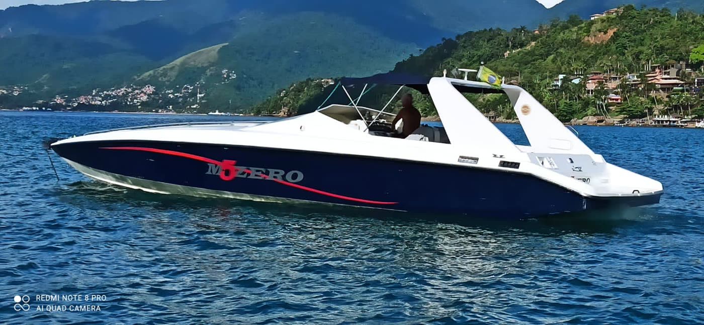 Lancha Magnum 39 navegando em Ilhabela