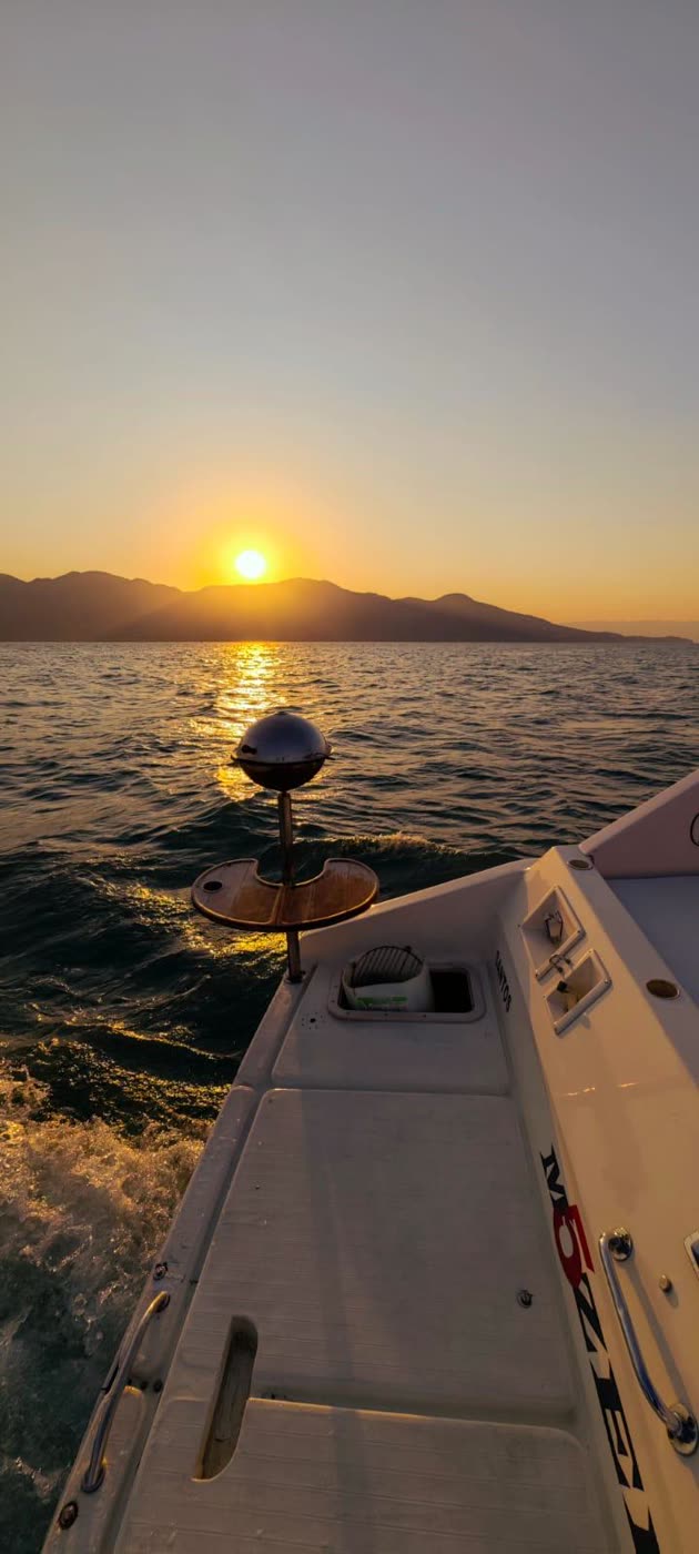 Pôr do sol visto da proa de uma lancha em Ilhabela