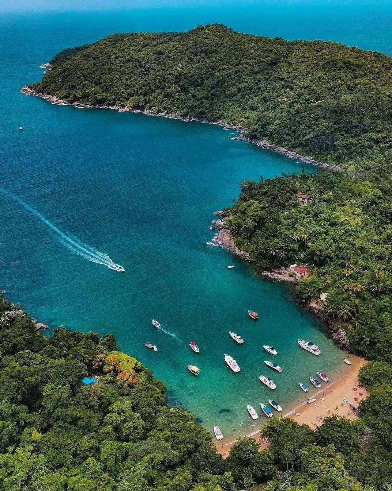 Praia do Eustáquio, em Ilhabela, onde a família do Gabriel vive há gerações
